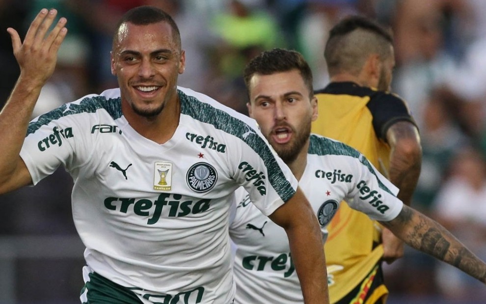 O atacante Arthur Cabral (Ã  esq) e o meia Lucas Lima comemoram gol do Palmeiras no sÃ¡bado (23) - CESAR GRECO/AGÃŠNCIA PALMEIRAS