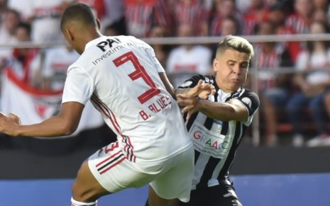 Bruno Alves (à esq.) e Soteldo disputam jogada em lance do jogo São Paulo x Santos do primeiro turno do Campeonato Brasileiro