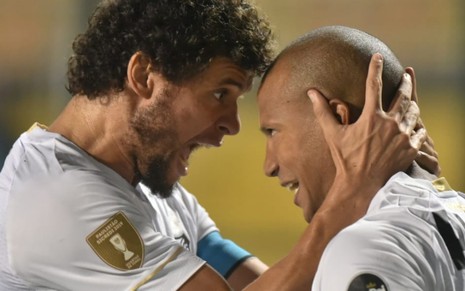 O lateral Victor Ferraz e o meia Carlos Sánchez, do Santos; equipe enfrenta o Vasco na quarta fase da Copa do Brasil - IVAN STORTI/SANTOS