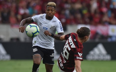 Marinho passa por Filipe Luís em jogo do Santos contra o Flamengo, da rodada passada do Brasileirão