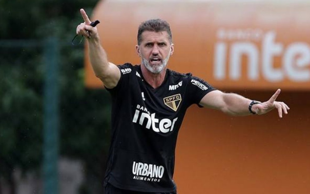 Técnico do São Paulo, Vagner Mancini treina o time para enfrentar o São Caetano: jogo será exibido no Premiere - RUBENS CHIRI/SÃO PAULO