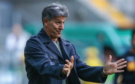 O técnico Renato Gaúcho dá instruções aos jogadores do Grêmio durante jogo do Campeonato Brasileiro