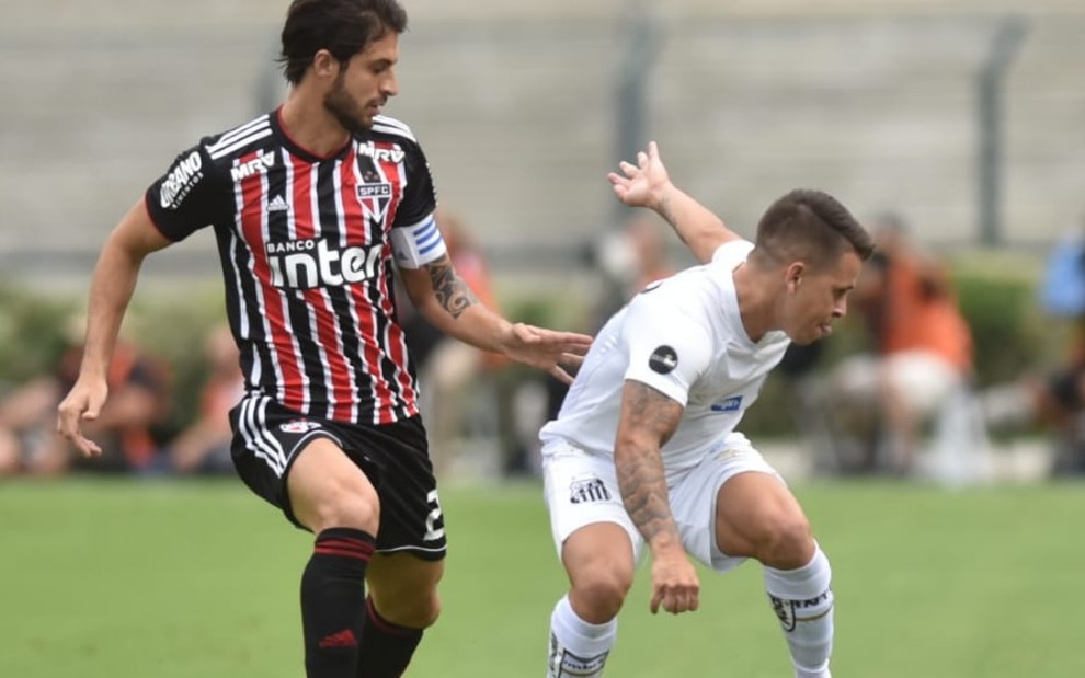 O são-paulino Hudson e o santista Soteldo no clássico disputado no Campeonato Paulista deste ano - DIVULGAÇÃO/SANTOS