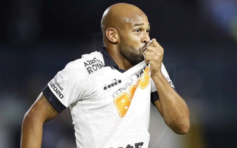 O meia Fellipe Bastos comemora gol marcado pelo Vasco da Gama