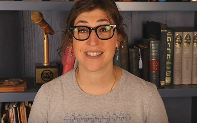 Mayim Bialik em vídeo sobre ciências que fez em parceria com a plataforma YouTube Kids - Reprodução/YouTube