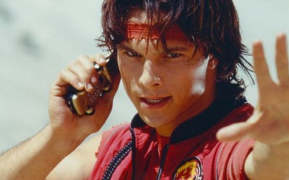 Ricardo Medina Jr. como Cole Evans, o Power Ranger vermelho da temporada Força Animal - Imagens: Reprodução