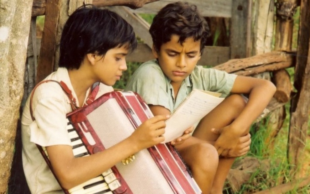 Dáblio Moreira (Mirosmar) e Marcos Henrique (Emival) em cena do filme 2 Filhos de Francisco - Divulgação/Globo Filmes