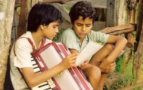 Dáblio Moreira (Mirosmar) e Marcos Henrique (Emival) em cena do filme 2 Filhos de Francisco - Divulgação/Globo Filmes