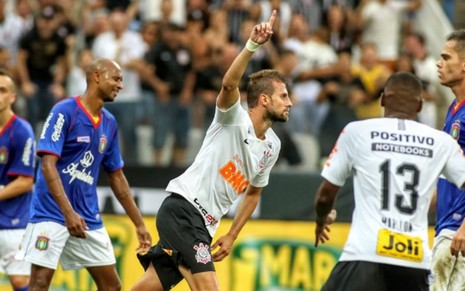 Zagueiro Henrique comemora gol de empate do Corinthians contra o São Caetano na partida de ontem (20) - Rodrigo Coca/Ag. Corinthians