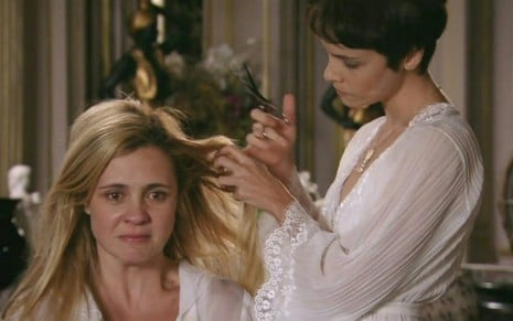 Adriana Esteves e Débora Falabella em cena de Avenida Brasil em que Nina corta o cabelo de Carminha - Reprodução/Globo