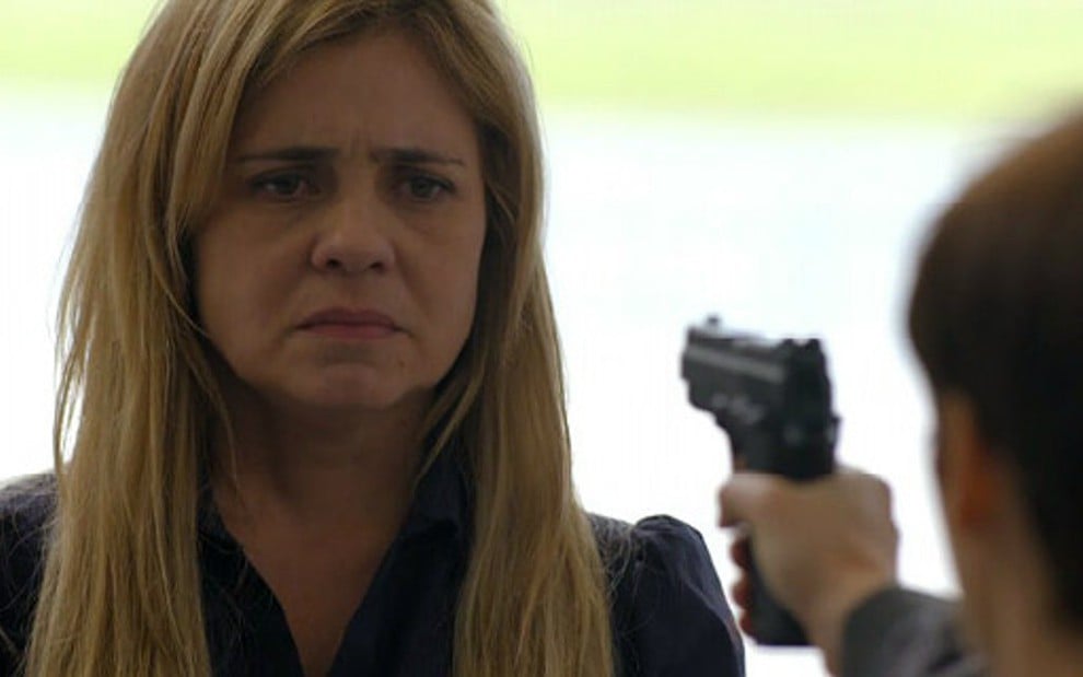 Nina (Débora Falabella) apontou arma para Carminha (Adriana Esteves) em Avenida Brasil - Reprodução/Globo