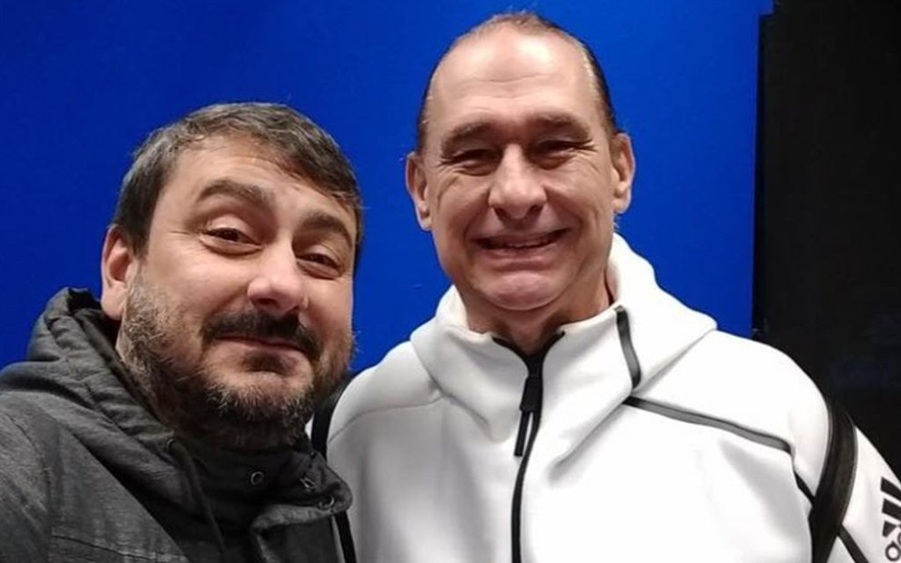 Denis Gavazzi (à esq.) com o locutor Álvaro José nos bastidores do Bandsports: novo diretor do canal - Reprodução/Instagram