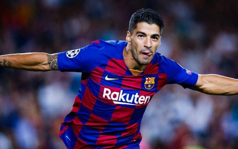 O atacante Luis Suárez abre os braços e comemora gol marcado pelo Barcelona