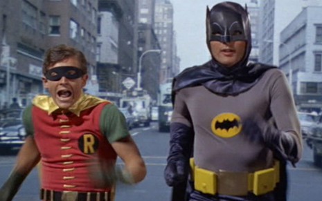 Os atores Burt Ward e Adam West em cena do filme Batman, O Homem-Morcego, de 1966 - Reprodução