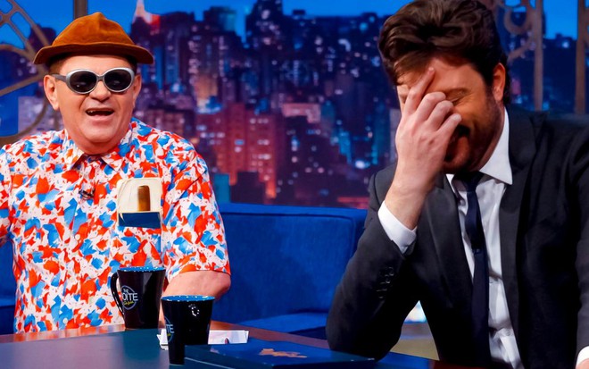 O humorista Batoré com o apresentador Danilo Gentili no cenário do The Noite, no SBT