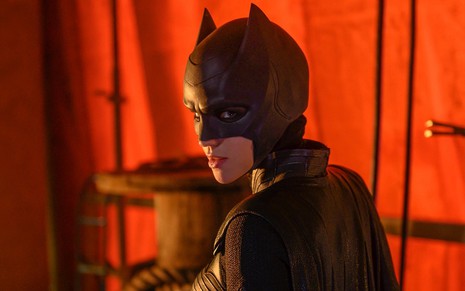A atriz Ruby Rose com a roupa da heroína Batwoman na série homônima da rede The CW