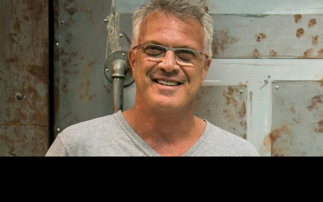 Pedro Bial posa na porta do quarto do líder da 16ª edição de Big Brother Brasil - João Miguel Jr./TV Globo