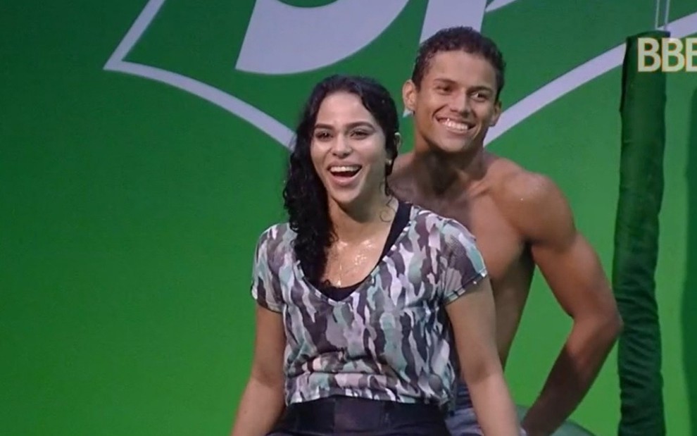 Elana e Danrley são os novos líderes do Big Brother Brasil 19: resistiram mais de 13 horas em cima de uma grande garrafa - REPRODUÇÃO/TV GLOBO
