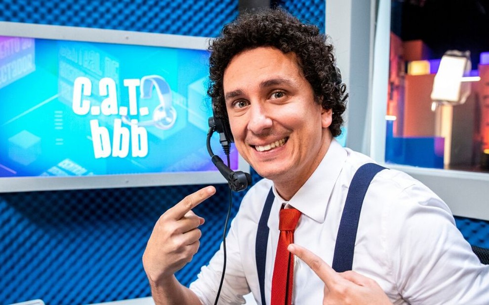 Rafael Portugal sorri em imagem de divulgação do quadro CAT BBB, do reality da Globo