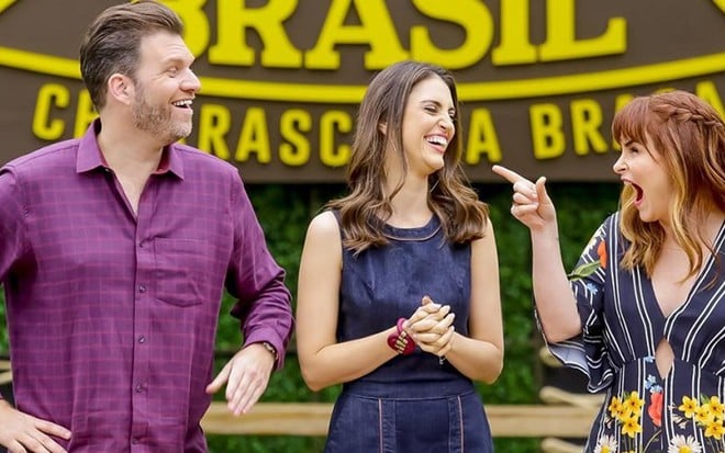 Chris Flores entre os jurados Carlos Bertolazzi e Danielle Dahoui, na estreia do terceiro ano do BBQ Brasil  - GABRIEL CARDOSO/SBT