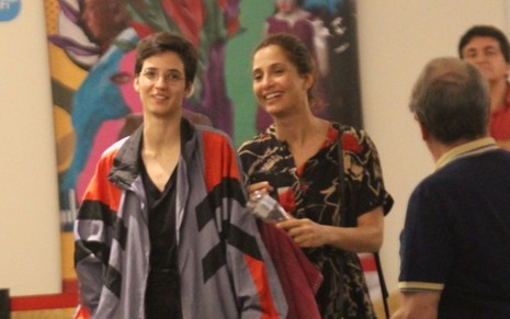 A artesã Beatriz Coelho e a atriz Camila Pitanga vão juntas a cinema no Rio de Janeiro