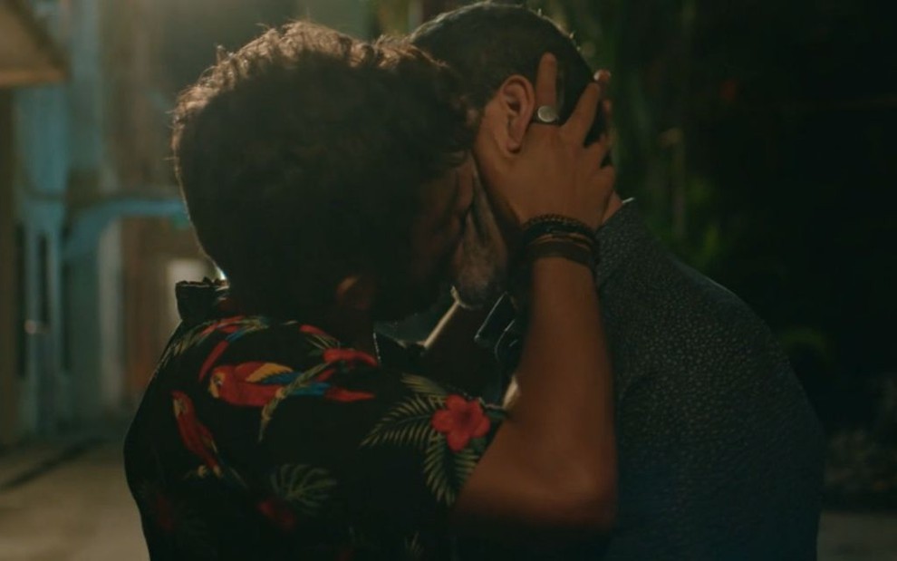 Bruno Garcia diz que beijo gay em Sob Pressão foi 'desafio dramatúrgico' · Notícias da TV