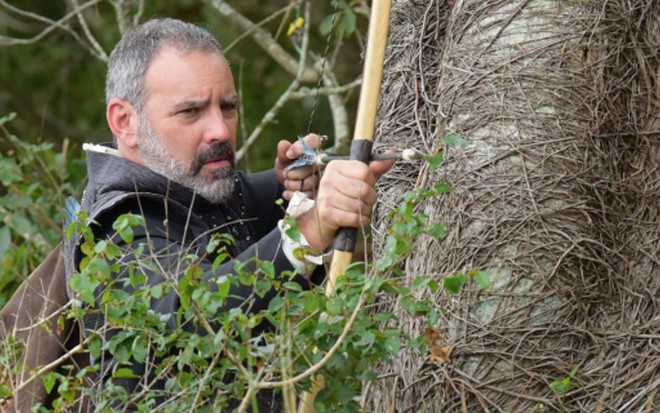 Severo (Floriano Peixoto) se arma para dar flechada com veneno da filha de seu rival - Blad Meneghel/Record