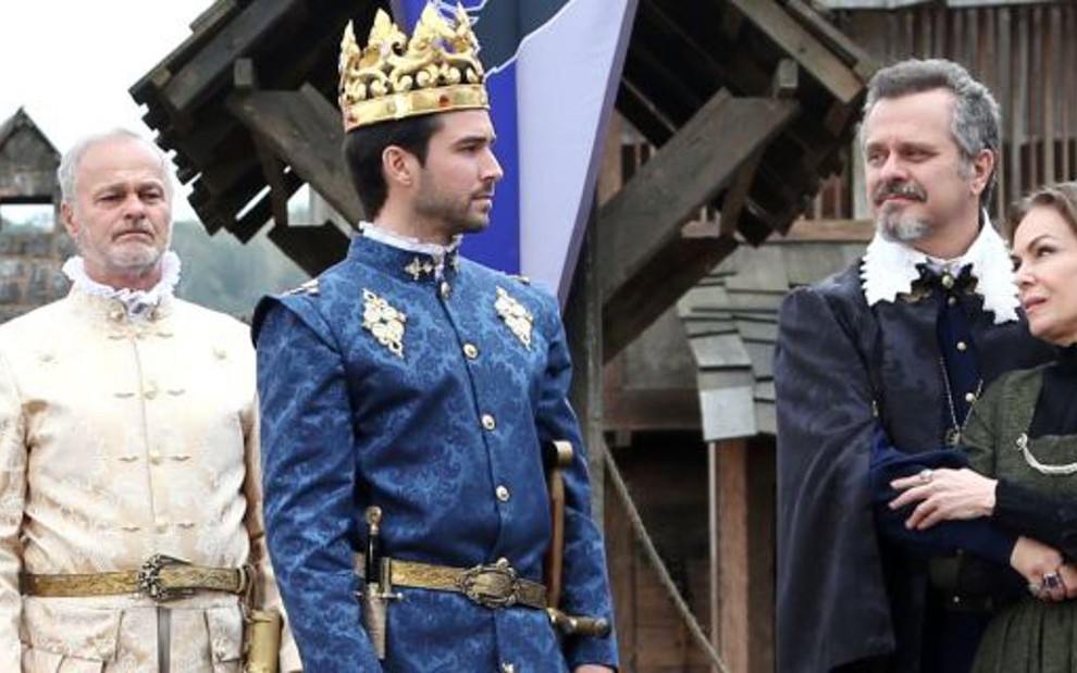 Enrico (Bernardo Velasco) coroado entre Otoniel (Kadu Moliterno) e Mistral (Leonardo Franco) - Blad Meneghel/RecordTV