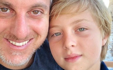 Luciano Huck com o filho Benício, de 11 anos, que se acidentou na tarde de sábado (22) no mar - Reprodução/Instagram