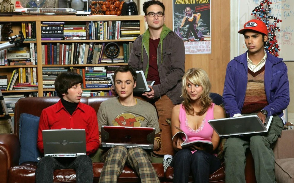Elenco de The Big Bang Theory em foto promocional da comédia: disponível no streaming - Divulgação/CBS