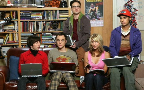 Elenco de The Big Bang Theory em foto promocional da comédia: disponível no streaming - Divulgação/CBS