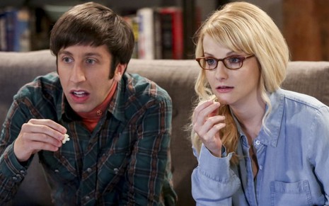 Simon Helberg (Howard) e Melissa Rauch (Bernadette) em cena de Big Bang Theory: disputados - Divulgação/CBS