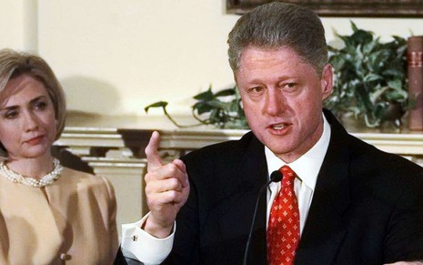 Ao lado da mulher Hillary Clinton, Bill Clinton nega caso com Monica Lewinsky durante coletiva em 1998 - Reprodução/ABC