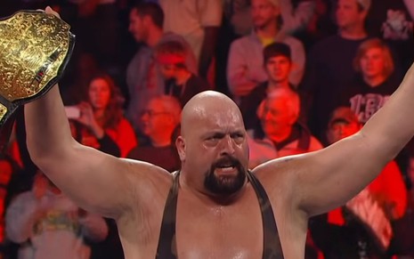 O lutador Big Show depois de vencer mais um título durante sua participação na WWE - Reprodução/WWE