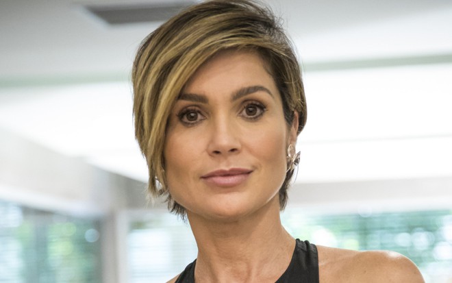 Flávia Alessandra como Helena em cena de Salve-se Quem Puder - João Miguel Júnior/TV Globo