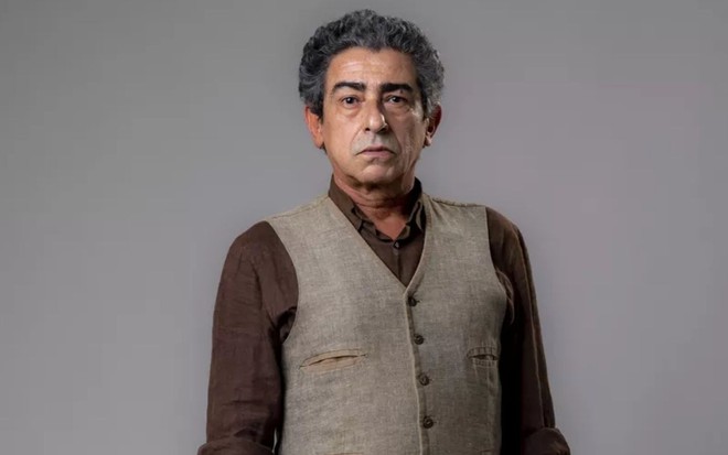 Claudio Jaborandy caracterizado como Benê em foto de divulgação da novela Além da Ilusão - TV GLOBO/SERGIO ZALIS