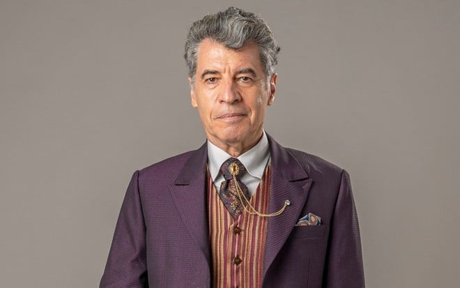 Paulo Betti caracterizado como Constantino em foto de divulgação da novela Além da Ilusão - TV GLOBO/FÁBIO ROCHA