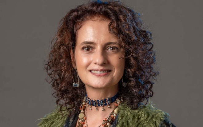 Denise Fraga caracterizada como Júlia em foto de divulgação da novela Um Lugar ao Sol - TV GLOBO/FÁBIO ROCHA