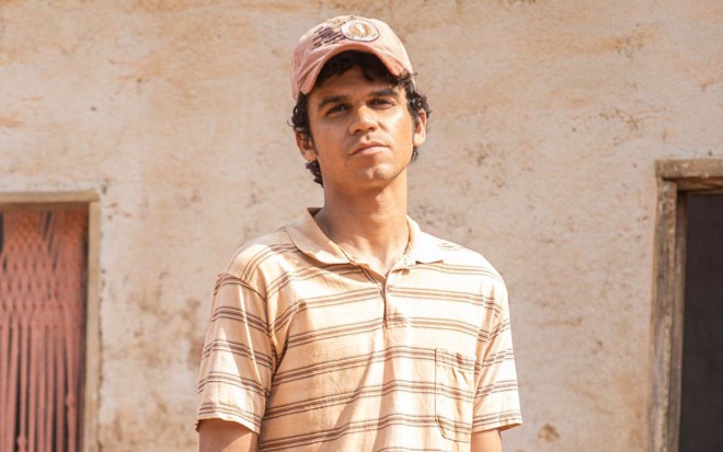 Lucas Galvino caracterizado como Mirinho em foto de divulgação da novela Mar do Sertão - TV GLOBO/JOÃO COTTA