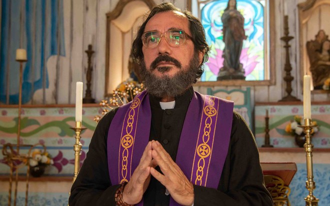 Nanego Lira caracterizado como padre Zezo em foto de divulgação da novela Mar do Sertão - TV GLOBO/ESTEVAM AVELLAR