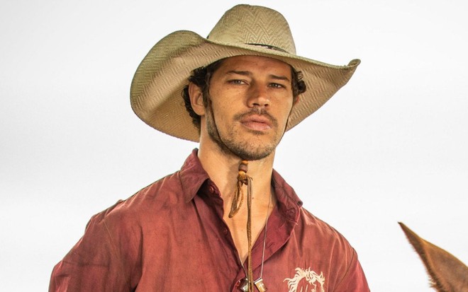 José Loreto caracterizado como Tadeu em foto de divulgação da novela Pantanal - TV GLOBO/JOÃO MIGUEL JÚNIOR