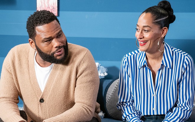 Os atores Anthony Anderson e Tracee Ellis Ross aos risos em cena da sexta temporada de Blackish