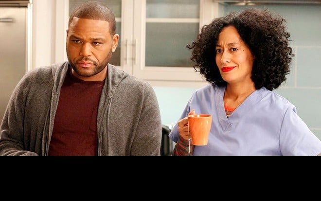 Anthony Anderson e Tracee Ellis Ross em Blackish; polêmica faz comédia perder um episódio - Divulgação/ABC