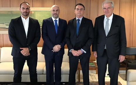 Eduardo Bolsonaro, Douglas Tavolaro, Jair Bolsonaro e Rubens Menin em encontro realizado em 18 de janeiro - Reprodução/Twitter