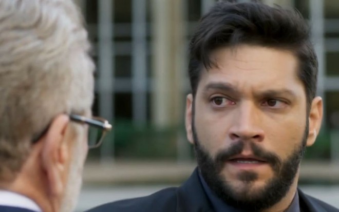Diogo (Armando Babaioff) perseguirá Feitosa (Jonas Bloch) e causará acidente em Bom Sucesso - REPRODUÇÃO/TV GLOBO