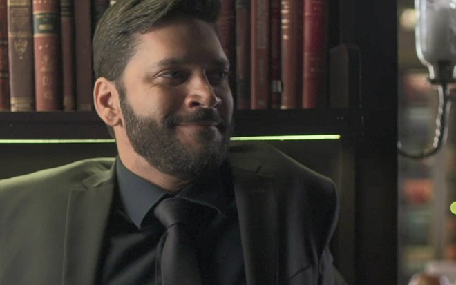 O ator Armando Babaioff em cena como o personagem Diogo em Bom Sucesso