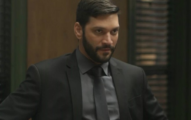O ator Armando Babaioff em cena como o personagem Diogo em Bom Sucesso, novela das sete da Globo