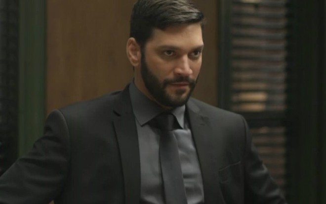 O ator Armando Babaioff em cena como o personagem Diogo em Bom Sucesso, novela das sete da Globo