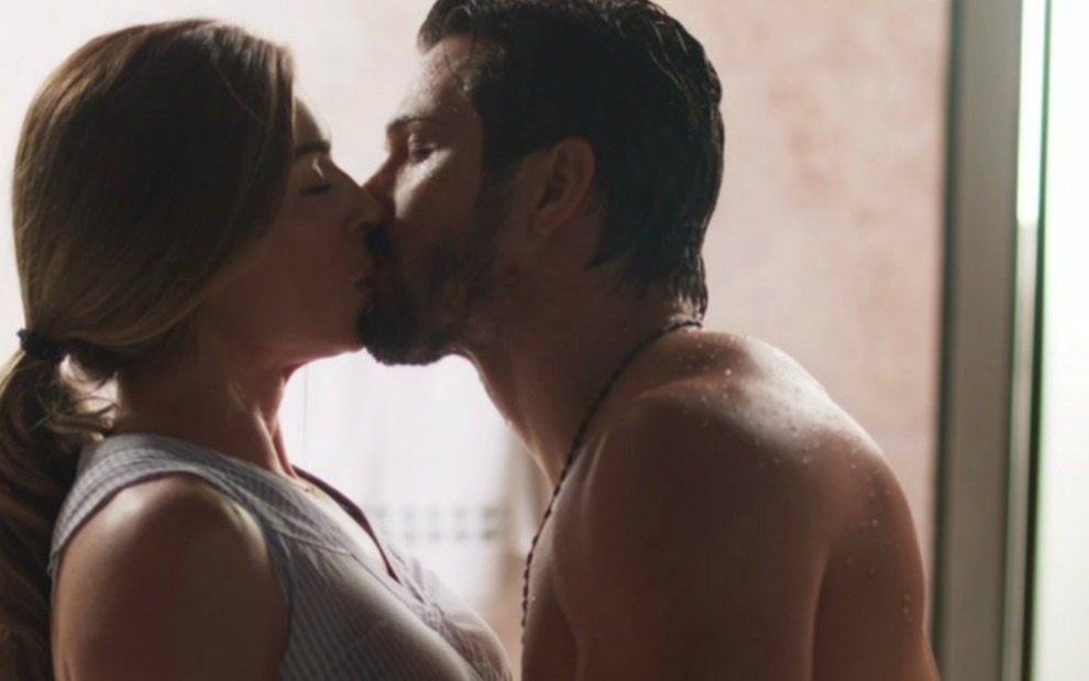 Os atores Grazi Massafera e Romulo Estrela se beijam em cena como Paloma e Marcos em Bom Sucesso