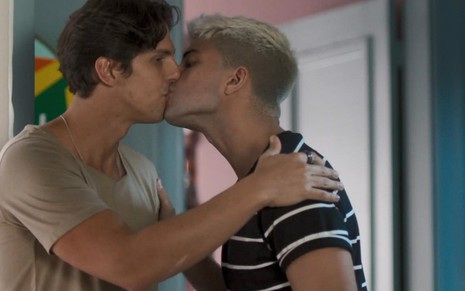Cena de beijo de Pablo (Rafael Infante) e Willian (Diego Montez) exibida em agosto em Bom Sucesso